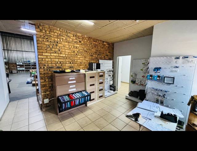 360M² WAREHOUSE TO LET IN CHAMDOR